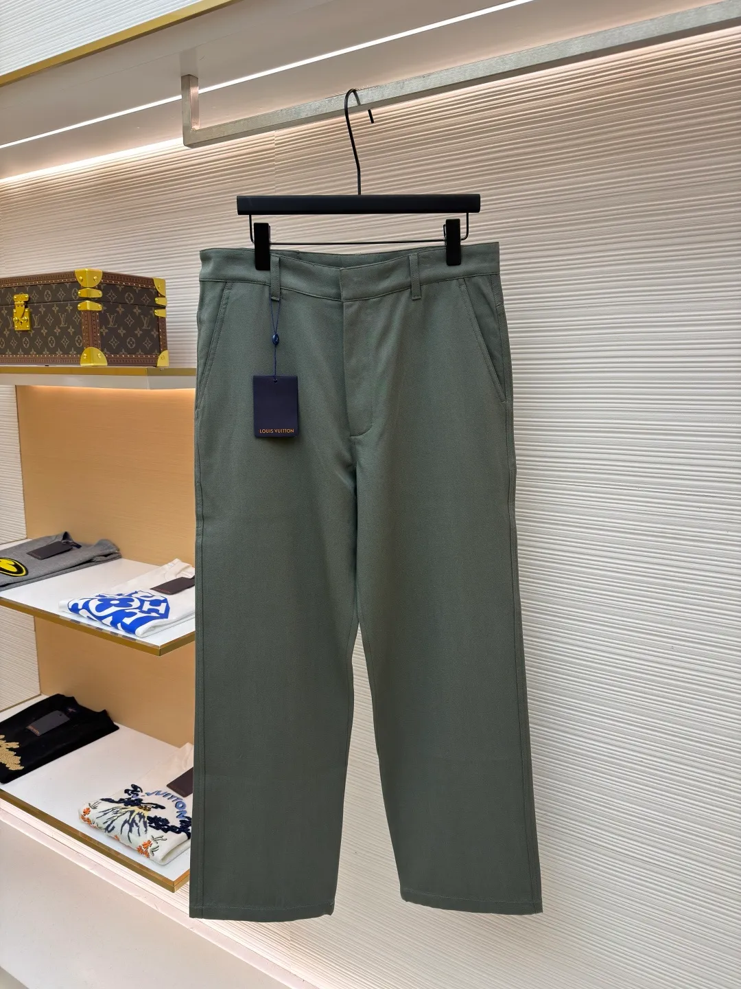 LOUIS VUITTON linen patch pocket overalls ●Original version: Purchased and developed at 13450 ●Item number: 1682125-A75 ●Fabric: linen fabric ●Technology: patch production ●Color: green ●Version: fitted version ●Weight: about 570 grams ●Size: S-M-L-XL ●Description: This overall is made of light linen canvas with a simple silhouette and is made of nubuck Damier The label on the back expresses the brand's style. It can be paired with the same work jacket to create a modern look, making it an everyday fashion choice in summer. Relaxed fit 100% linen Italian pockets Back patch pockets Nubuck label. The overall wiring is straight and delicate, the fabric is comfortable and soft, and the color is consistent without color difference. It can be matched with the same style to create a fashionable look and control various occasions. Customized accessories, complete with three standards, same style for men and women!